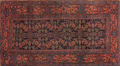 null BIDJAR Iran vers 1930
Tapis en laine à décor de motifs floraux sur fond bleu...
