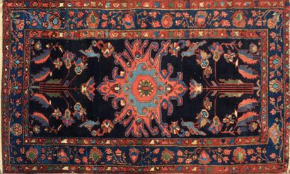 null TAFRECH - Iran Milieu du XXème siècle
Tapis en laine à décor d'un médaillon...