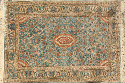 null KAYSERI - Turc vers 1980

Tapis en soie à décor de rinceaux

132 x 90 cm