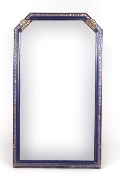 null Miroir en bois mouluré, sculpté et laqué en camaïeu bleu et rehauts d'or, les...