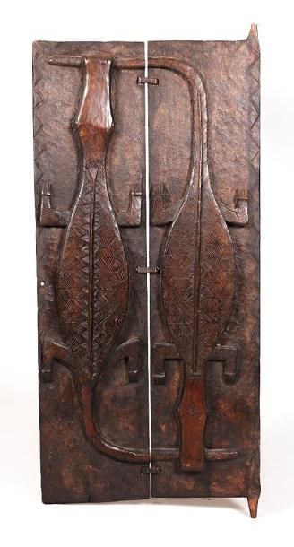 null DOGON

Porte de case en deux parties en bois naturel sculpté à décor de crocodiles,...