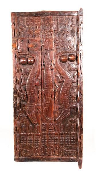 null DOGON

Porte de case en bois sculpté à décor en bas relief de crocodiles, serpents,...