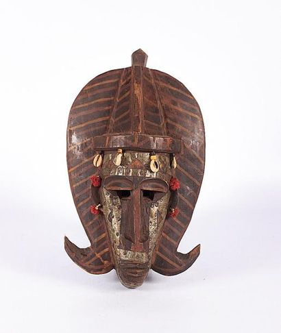 null NORD OUEST AFRIQUE 

Masque antropomorphe en bois naturel peint, le visage plaqué...