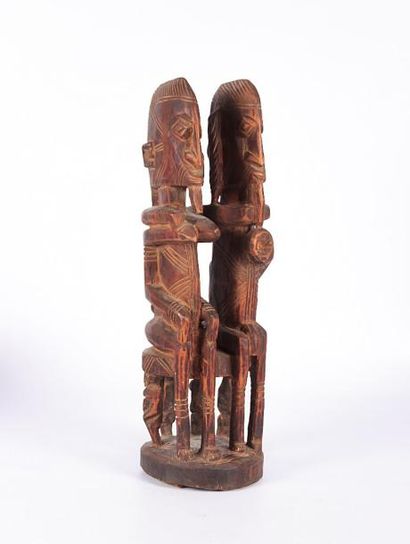 null DOGON

Importante sculpture en bois naturel représentant un couple assis sur...