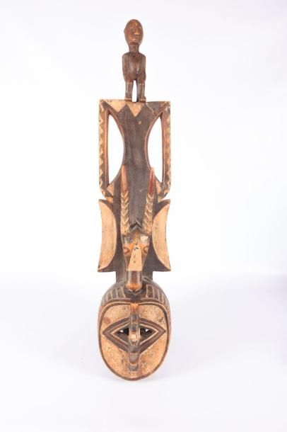 null NORD OUEST AFRIQUE 

Important masque en bois naturel sculpté et peint, le crane...