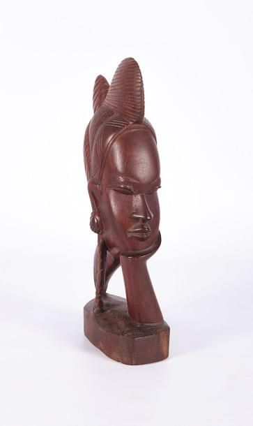null NORD OUEST AFRIQUE 

Sculpture en bois naturel figurant une tête de femme à...