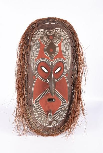 null PAPOU

Important masque antropomorphe en bois naturel peint, la coiffe en raphia

XXème...