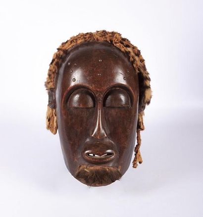 null CONGO

Important masque en bois sculpté et peau de fauve

XXème siècle

(usures)

Haut....