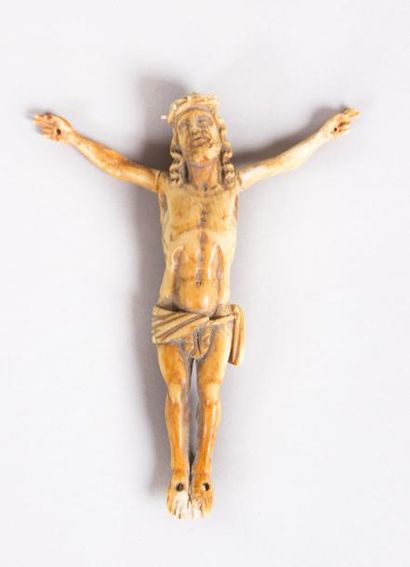 null Christ en ivoire 

Travail des moines Capucins Indo portugais, fin XVIème siècle

(bras...