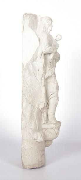 null Vierge à l'Enfant gothique en pierre calcaire sculptée sur une croisée de meneaux...