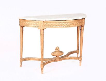 null Console demi lune en bois sculpté et doré, la ceinture à décor d'une frise de...