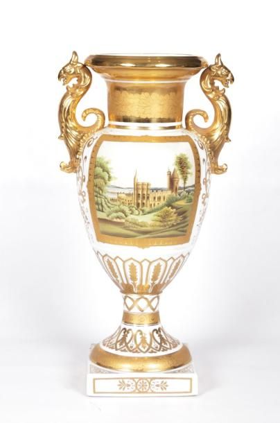 null Important vase en porcelaine blanche et rehauts d'or de forme balustre posant...