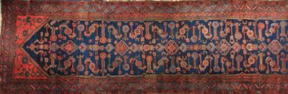 null HAMADAN - Iran vers 1960

Galerie en laine à décor en son centre de motifs géométriques...
