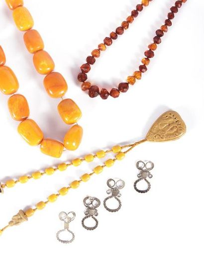 null Lot de bijoux fantaisie comprenant deux colliers en ambre, l'un à billes facettées,...