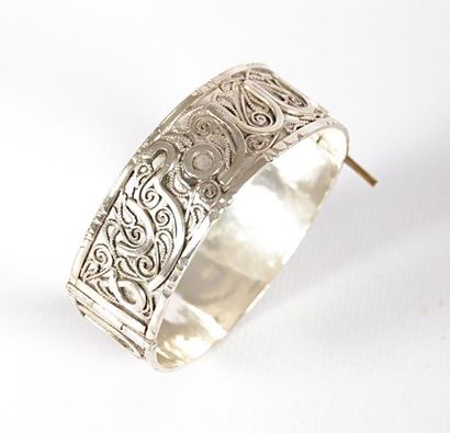 null NORD AFRIQUE

Bracelet en argent bas titre orné d'une inscription et de cordages

(pointe...