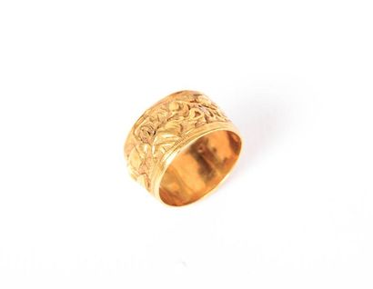 null Bague en or jaune 750 millièmes, en forme d'anneau large à décor feuillagé en...