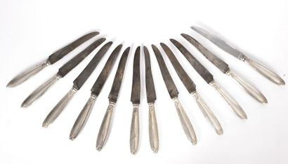 null Suite de douze couteaux, les manches en métal argenté à décor de feuilles d'acanthe,...