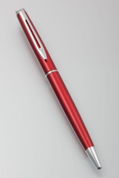 null WATERMAN, stylo bille laqué rouge, pointe et clip argenté.