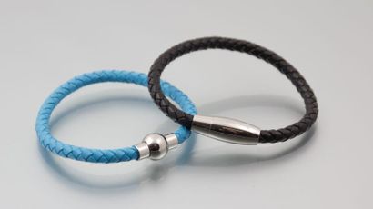 null Deux bracelets en lanière de cuir, l'un bleu et l'autre noir, le fermoir aimanté...
