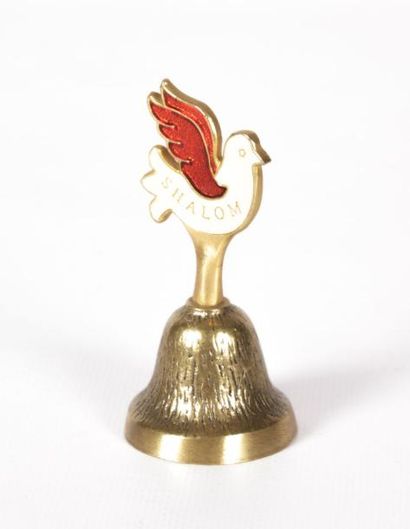 null Clochette de table en bronze figurant une colombe émaillée et portant l'inscription...