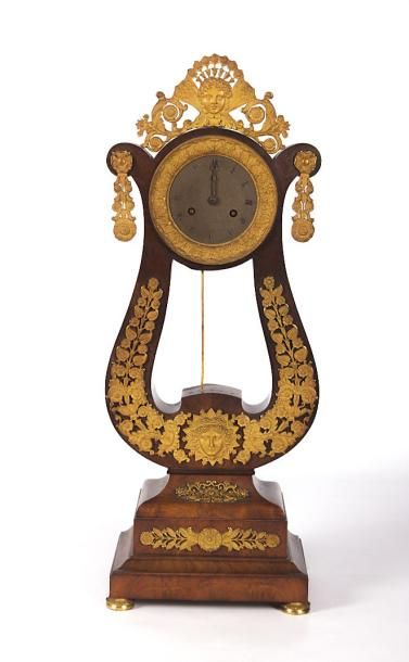 null Pendule lyre en bois de placage et ornements en métal doré, le cadran indiquant...