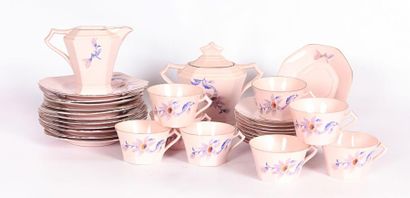null Service à thé en porcelaine à fond rose à décor de fleurs comprenant huit tasses,...