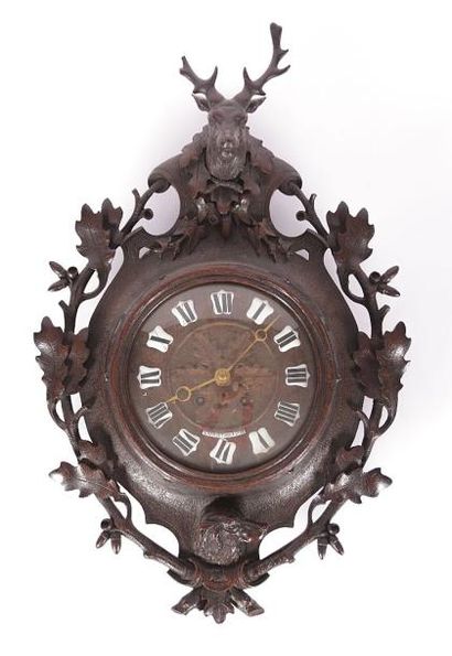 null Horloge en bois naturel mouluré et sculpté, le cadran de forme ronde signé Charvet...