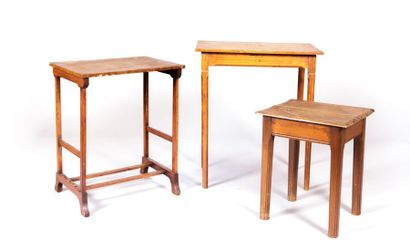 null Lot comprenant trois tables rectangulaires dont une en pitchpin, les pieds à...