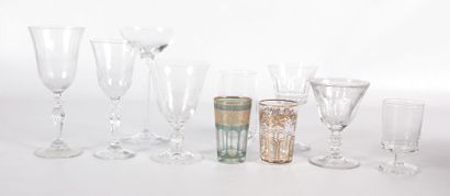 null Lot en verre comprenant dix verres à eau et trois verres à vin la panse à pans...