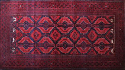 null TORBAT - IRAN

Tapis en laine à décor de médaillons rouge en répétition dans...