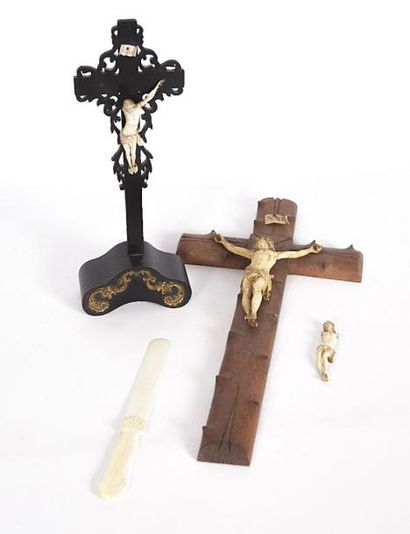 null Lot comprenant trois Christ dont deux en croix, l'un sur une croix en bois noirci...
