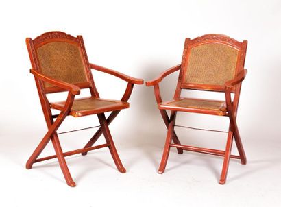null Paire de fauteuils pliables en bois naturel mouluré, sculpté, teinté et vernis,...