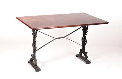 null Table de bistrot, le plateau en bois de forme rectangulaire repose sur un piétement...