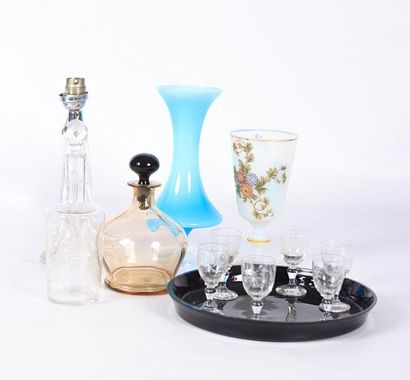null Lot en verre et cristal comprenant deux carafons, six verres à liqueur à décor...