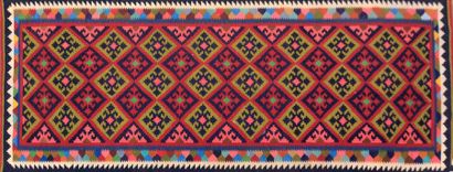 null KILIM - KORDY

Tapis en laine à décor de médaillons losangiques de couleurs...