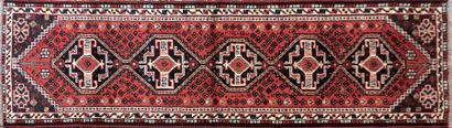 null CHIRAZ

Tapis en laine à décor de motifs losangiques

295 x 79 cm