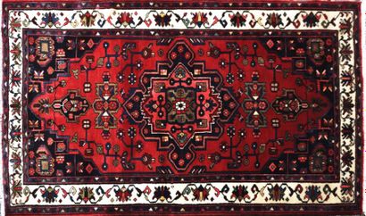 null GOLTAPEH

Tapis en laine à décor d'un médaillon sur fond rouge

205 x 125 c...