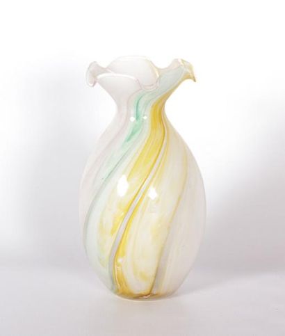 null MURANO

Vase en verre soufflé à décor jaspé vert jaune et blanc de bandes helicoïdales,...