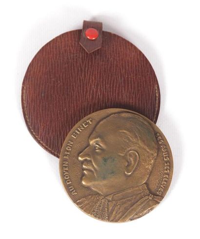 null Médaille en bronze marqué sur l'anvers "Au doyen Leon Binet, ses amis, ses élèves"...