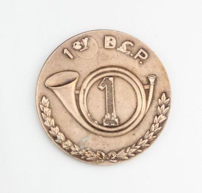 null Médaille 1er BCP 

Bronze à patine argentée

Diam. : 50 mm

(salissures incrustées)



Le...