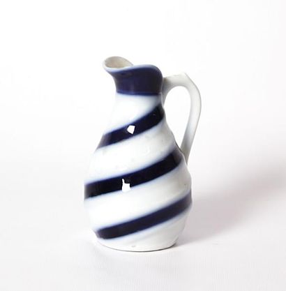 null VALENTINE

Pot à lait en porcelaine bleu et blanc

Haut. : 13,5 cm