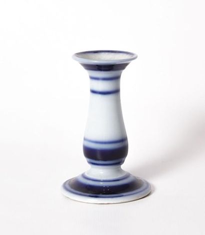 null VALENTINE

Bougeoir en porcelaine bleu et blanc

Haut. : 13 cm