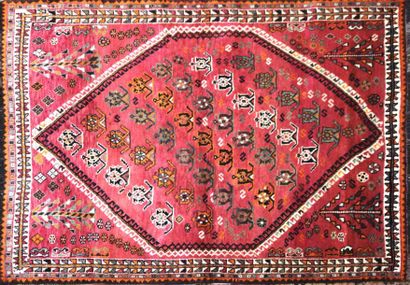 null CHIRAZ

Tapis en laine à décor de motifs géométriques sur fond rosé

222 x 150...