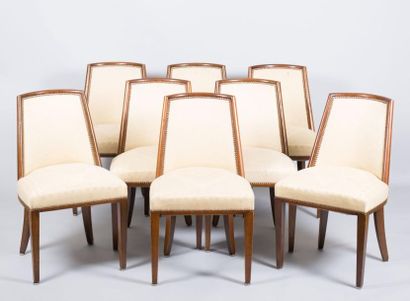 null Suite de huit chaises en bois naturel teinté à l'imitation de l'acajou, le dossier...