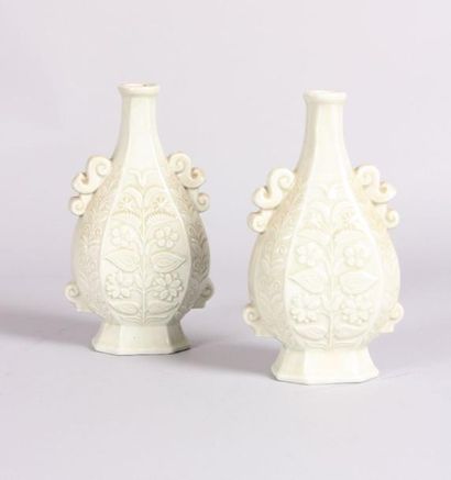 null BUTHAUD René (1886-1986)

Paire de vases piriformes aplatis en porcelaine, à...