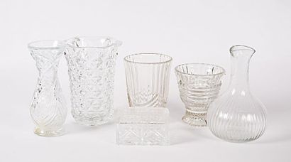 null Lot comprenant un vase en verre sur piédouche (Haut. : 14 cm), un vase en verre...