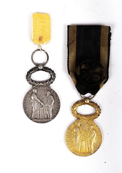 null Lot de deux médailles en métal argenté et doré Secours Mutuels signées O.Roty...