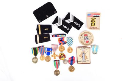 null Lot comprenant une médaille de la défense Nationale avec agrafe et fusilliers...