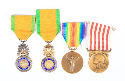 null Lot de quatre médailles en métal argenté ou bronze :

- deux médailles militaires...