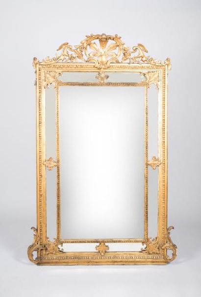 null Miroir de cheminée à parecloses en bois et stuc mouluré, sculpté et doré, il...